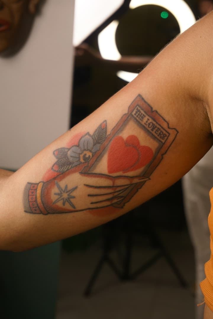 •Carta de Tarô•
Foto da tatuagem Cicatrizada há 5 meses
Uma Honra receber a Artista Theresa Thayná , escolheu um dos trabalhos disponíveis lá no evento de Flashday
🌼 Escolheu tatuar após o evento pra ter um momento mais tranquilo e aconchegante. Até a próxima!
💡Toda ideia é bem-vinda, seja inspirado num trabalho já feito ou algo 100% original para você.