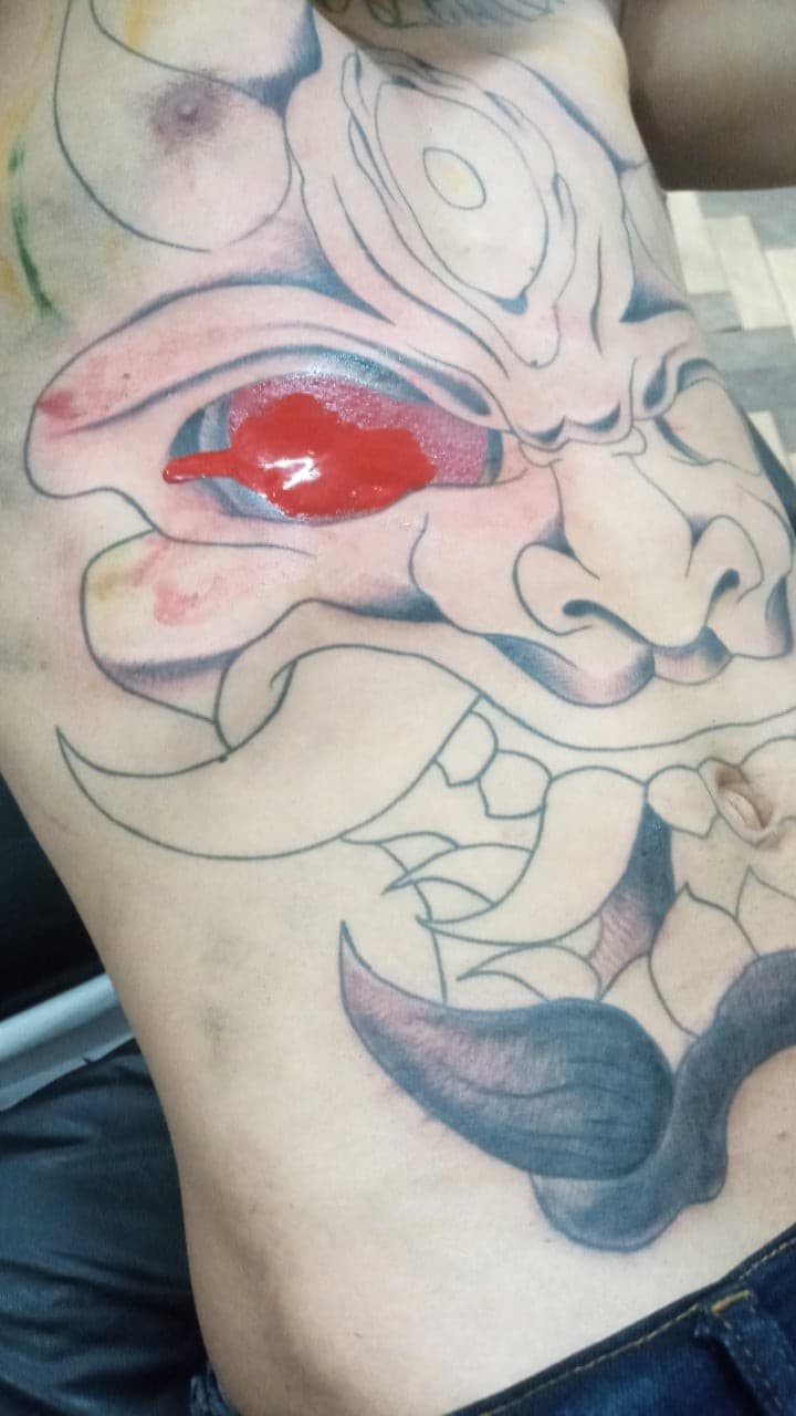Sou da ilha do marajó Belém vim pra cidade de Belém sem muitas oportunidades sempre fiz desenhos quando era criança meus primos faziam máquinas caseiras de tatuagem eu fiz a minha e fui aperfeiçoando minha máquina e técnicas fiz work do zóio tatto